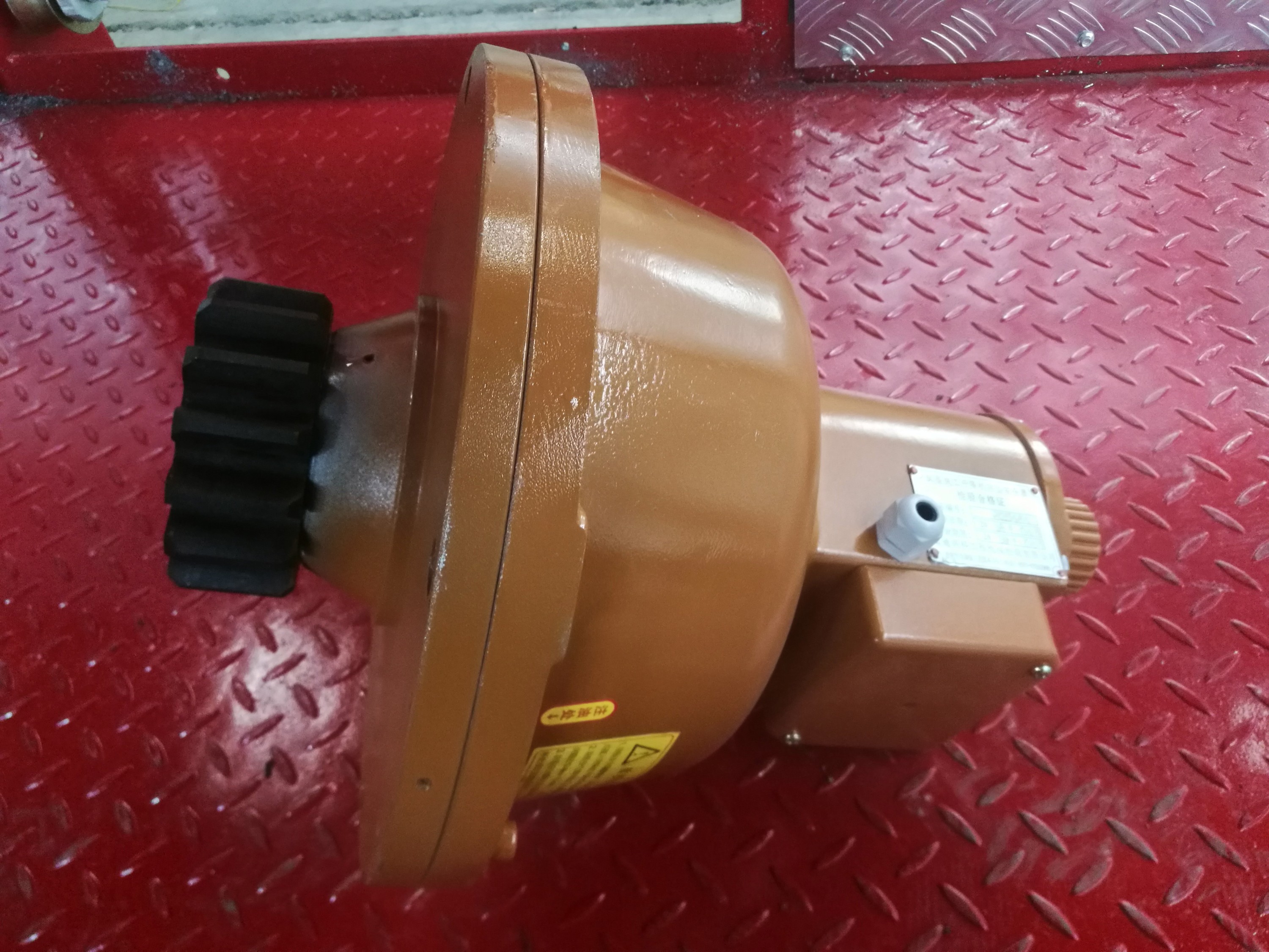 施工電梯配件專業廠家，防墜安全器的安全使用